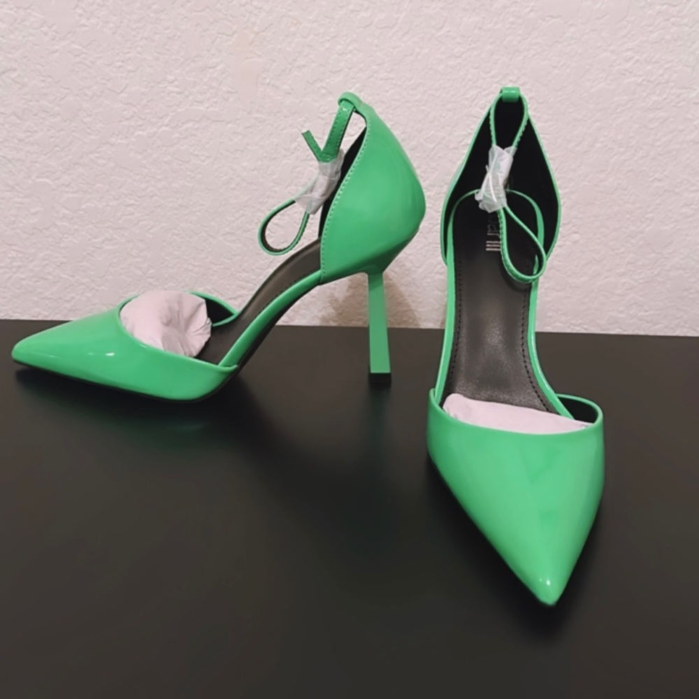 🆕 w/out box, BAR bright green pumps.